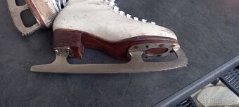 Staré dámské brusle - 2