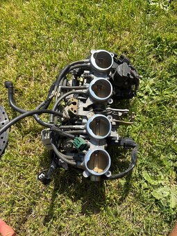 Kompletni vstrikovace na Yamaha Fz1N a Fz1 Fazer 06- - 2