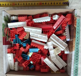 Stavebnice 0,5 kg kostek, na náhradní díly 125,-Na adresu na - 2