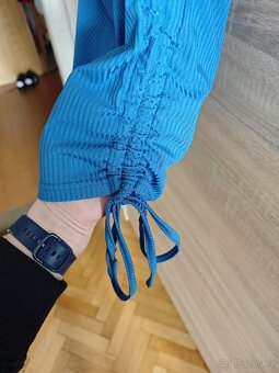 Modré upnuté šaty - 2