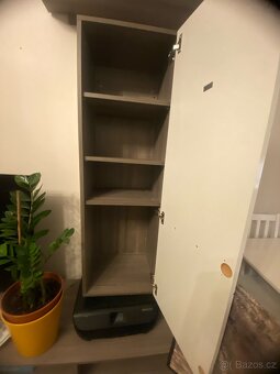 🟩 Moderní úzká skříň – bílý lesk + tmavé dřevo - 2