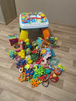 Hrací stoleček + hračky od 0-3 let. - 2