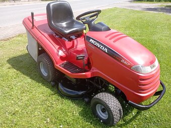 Zahradní traktůrek Honda 2417 W-Twin - 2