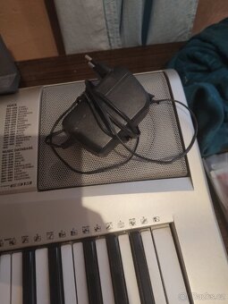 Klávesy - yamaha psr-e313 + manuály, a spousta not - 2