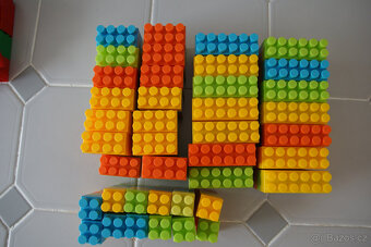 Stavebnice -větší kostky. - 2