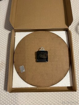 Hodiny nástěnné nové - 2