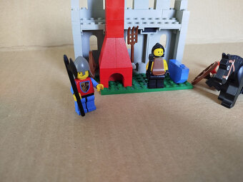 Lego 6040 Blacksmith Shop - 2
