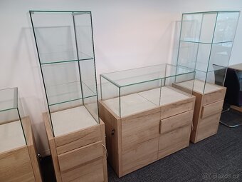 KANCELÁŘSKÝ NÁBYTEK - VITRÍNY - 2