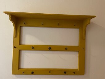 Starožitná polička na hrnky. - 2