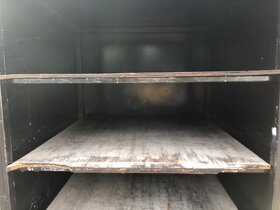 Ocelová skříň s policemi. - 2