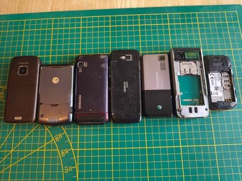 Staré mobilní telefony na díly - 2