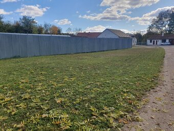 Volná plocha 450m2 -sklad.prost. pro stroje, auta, materiál - 2