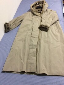 Světle šedý kabát s kožíškem značky Bevell - 2