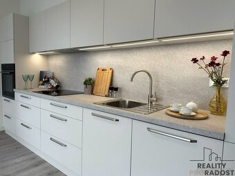 Pronájem novostavby bytu 2+kk, 67 m2, terasa 16 m2, garáž + - 2