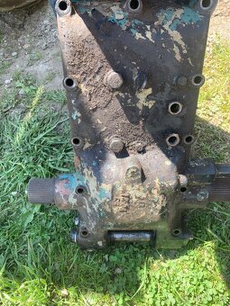 zetor víko hydrauliky 4011,4511,4611 - 2