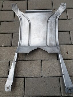 Bmw e30 325i kryt/vedeni vzduchu pod prevodovkou - 2