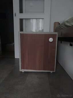 Zavírací skříňka s poličkou uvnitř - 2