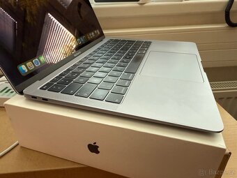 Apple Macbook air 13.3”, i5, 16GB RAM - 2
