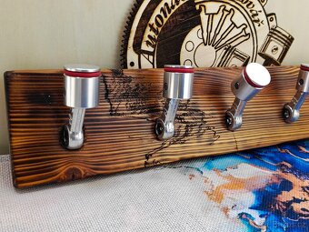 Dřevěný věšák s háčky z pístů - Autonábytek Kovář - 2
