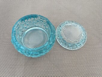 ŠPERKOVNICE Z BROUŠENÉHO SVĚTLE MODRÉHO SKLA S VÍČKEM - 2