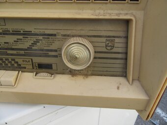 Nabízím historické radio Philips. Netestováno. Poškozená dy - 2