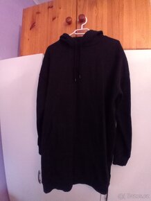 Černá oversized mikina/šaty s kapucí - 2