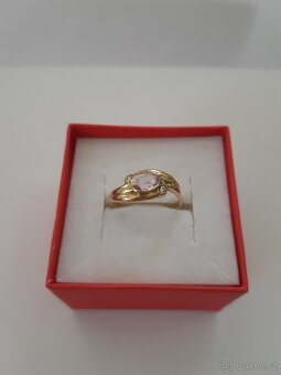 Zlatý prsten s růžovým kamínkem dvěma zirkony - 2