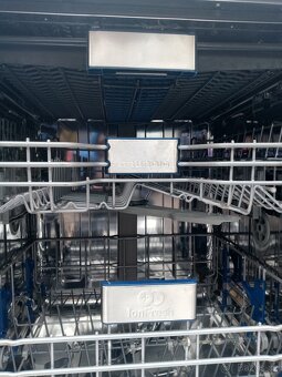 Myčka volně stojící nerezu Whirpool třidy A+++ 3 košikova - 2