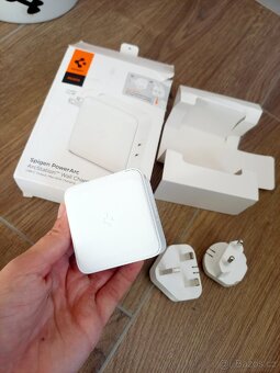 Cestovní adaptér do zásuvky nový - 2