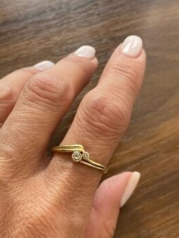 Zlatý dámský prsten se zirkony - 2