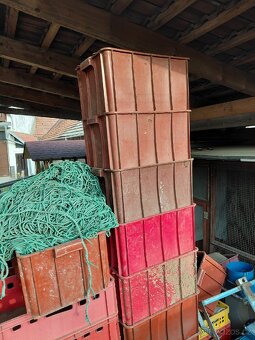 Červené přepravky - 2