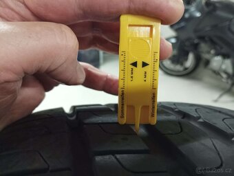 Pneu Pirelli Cinturato 235x40 R19 - 2