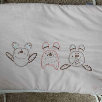 Mantinel do postýlky v neutrálních barvách - 2