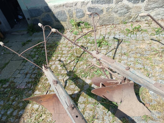3x starý pluh za koně + osa na loukoťová kola - 2