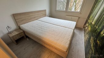 prodám postel 180 x 200 vč. roštů, matrací a nočních stolků - 2