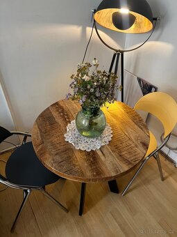 Kulatý stůl z masivu - 2