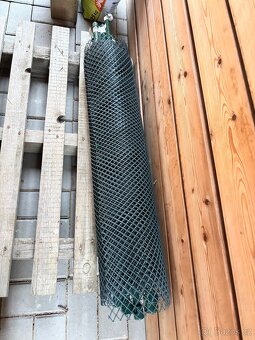 Plastový pletivo 3,2 m a 8x tyč 1m - 2