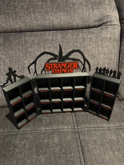 Stranger things vitrínka Oteviraci - 2