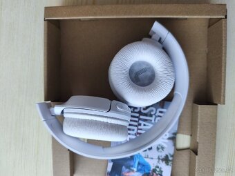 Prodám nová bílá sluchátka JBL TUNE 520 BT - 2