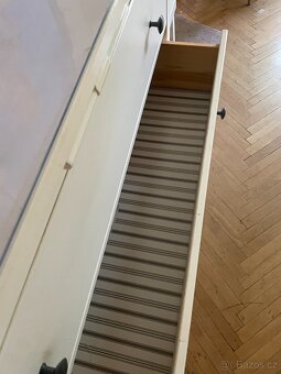 Komoda IKEA Hemnes se sklem a světlem osram. - 2