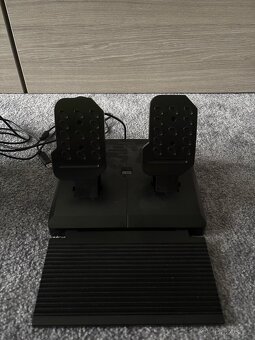 Volant s pedály na Xbox - 2