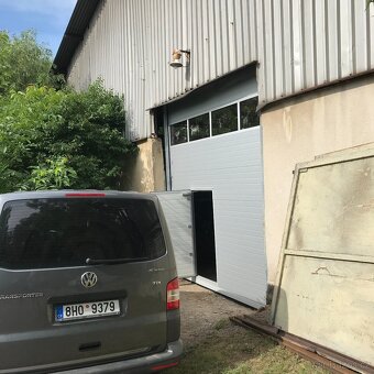 Velká dvoukřídlá plechová vrata z haly - 2