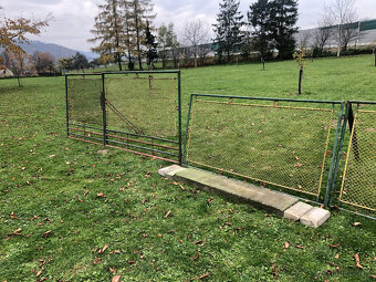 Venkovní plot. Plotové díly.Vjezdová brána. Celkem délka 13m - 2