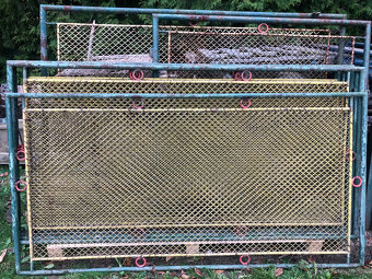 Venkovní plot. Plotové díly.Vjezdová brána. Celkem délka 13m - 2