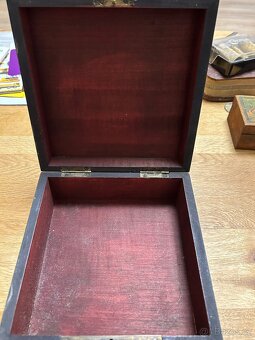 Černá dřevěná starožitná skříňka - 2