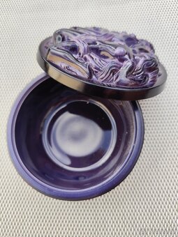 Broušená skleněná fialová šperkovnice s reliéfy nahých žen - 2