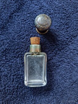 Flakonek ze skla a stříbra - 2