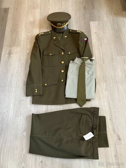 Vojenská zelená uniforma s čepicí. - 2
