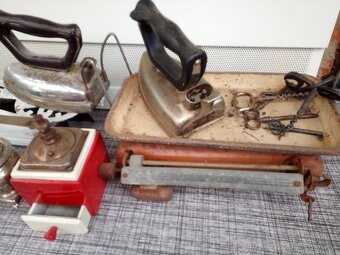 Staré žehličky a váhy - 2