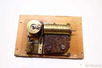 Hrací strojek - přes 100 let starý  - 2